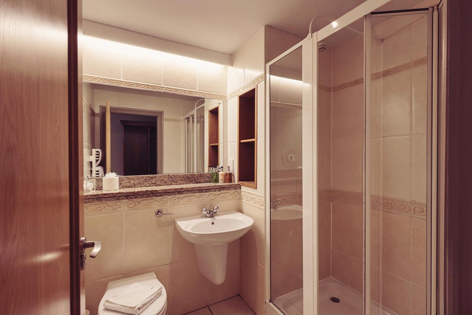 Longlands Inn & Cottages Carnforth Exterior photo A typical bathroom in a hotel